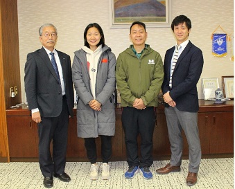 本学松下学長と萬久准教授、兪金刚コーチと兪李妍選手と記念写真