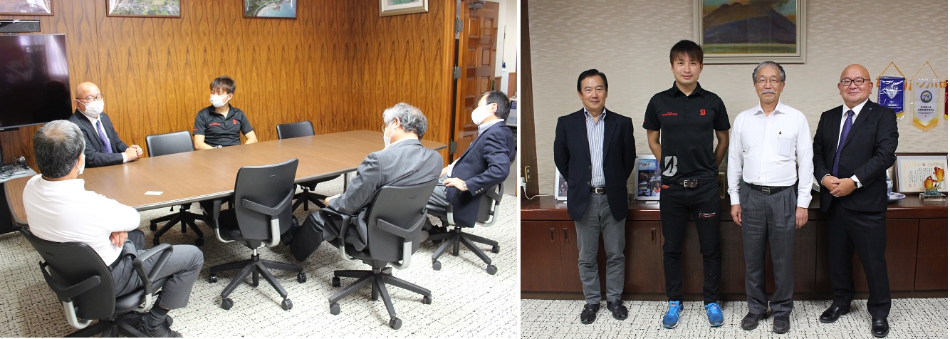 橋本選手と役員の歓談風景と記念写真
