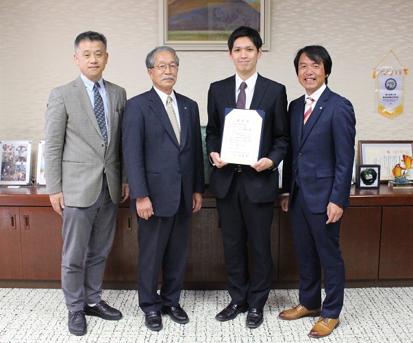 学長報告にて【(向かって左から)濱田教授、松下雅雄学長、沼田さん、髙橋教授】8