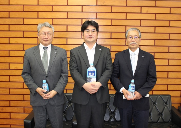 株式会社財宝水迫代表取締役社長（中央）と松下学長（右）、森理事（左）