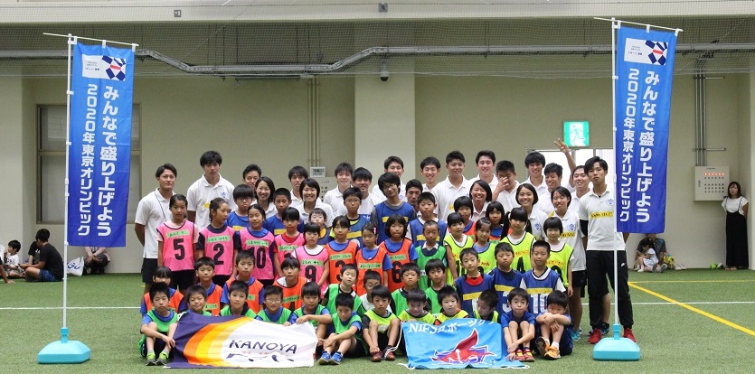 かけっこ教室参加者と学生の集合写真