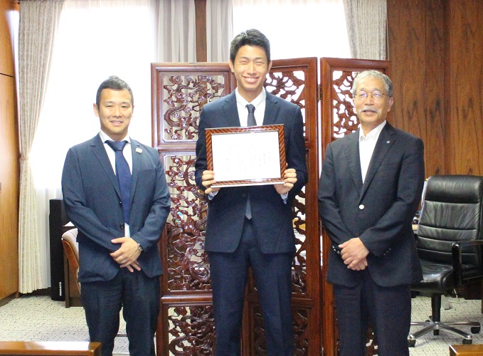 左から萩原准教授（指導教員）、八尋さん、松下学長
