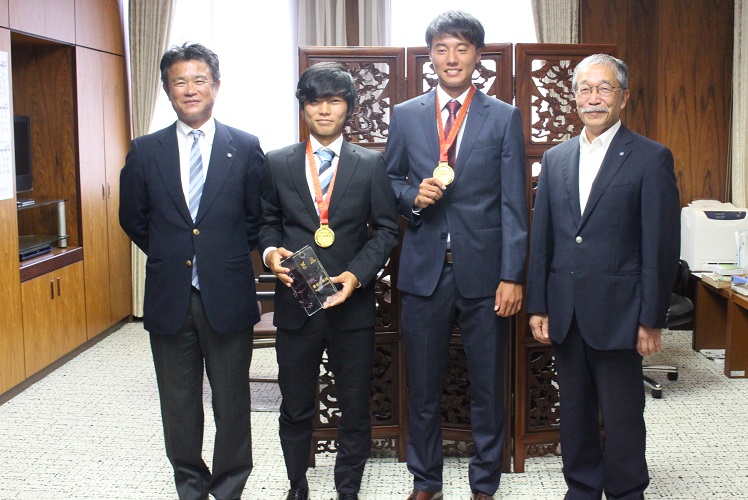 学長報告にて左から塩川監督、山口さん、宮嵜さん、松下学長