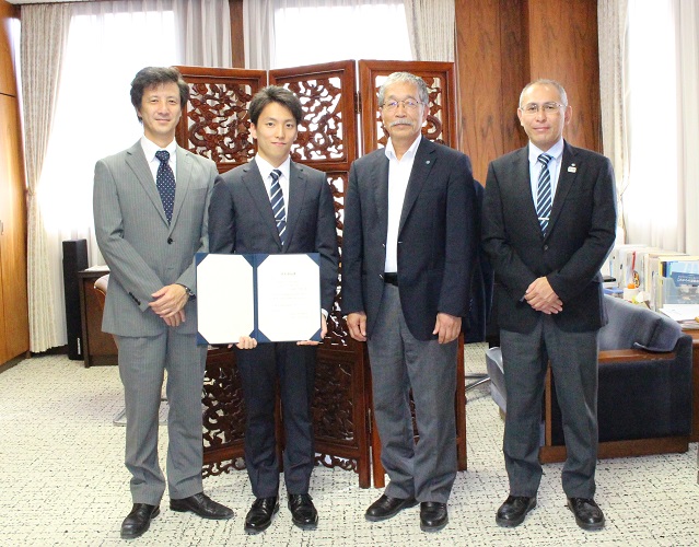 左から萬久博敏准教授(水泳部監督)、加地さん、松下学長、荻田太教授（指導教員)
