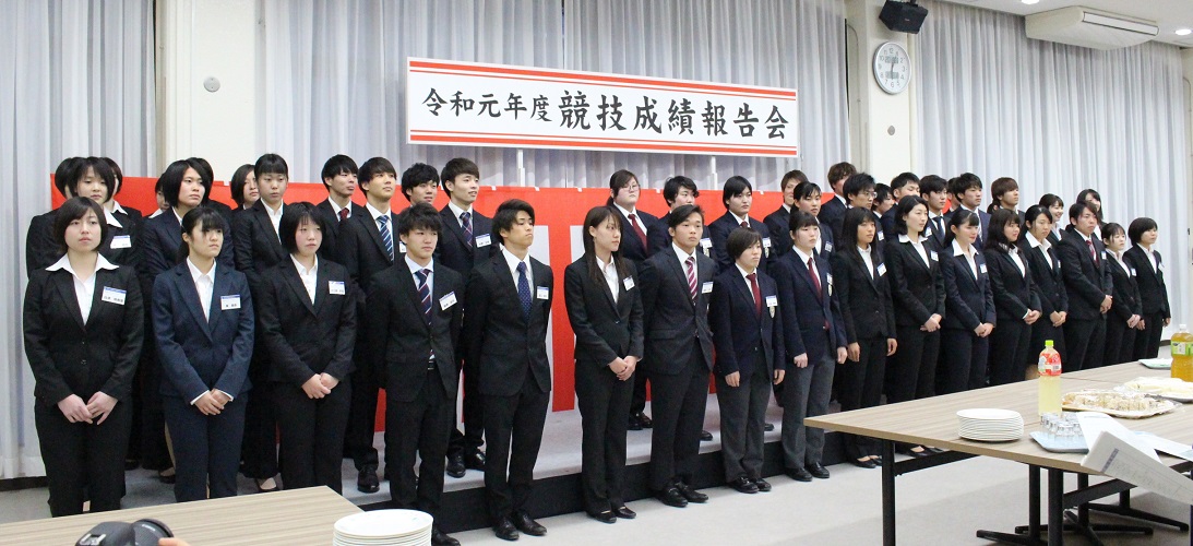 競技成績報告会招待選手の集合写真