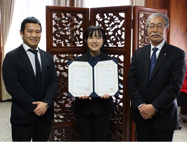 （左から）萩原准教授、木原さん、松下学長