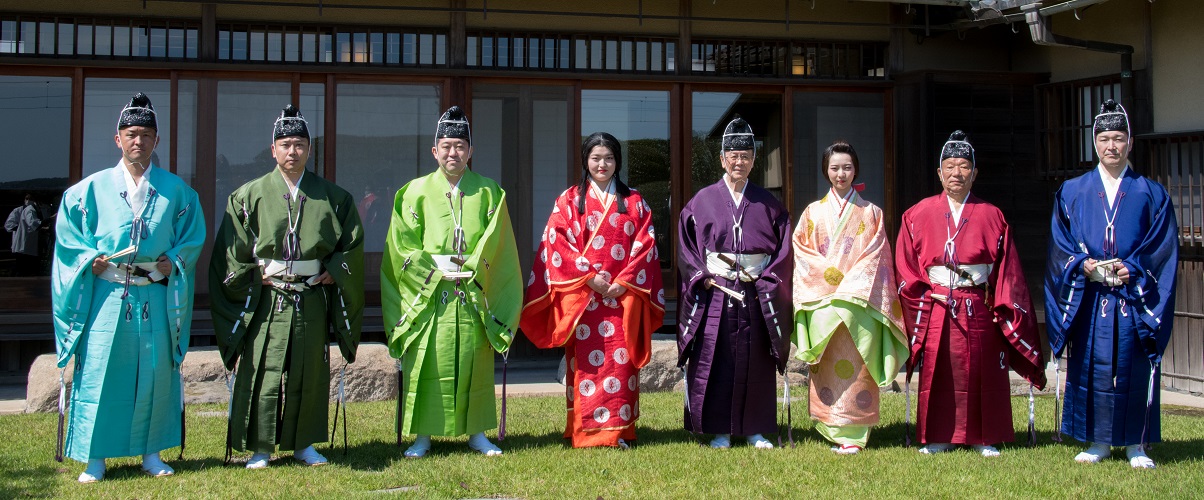 直垂（ひたたれ：男）、小袖五衣（いつつぎぬ：女）という江戸時代の武家の正装に身を包んだ８名