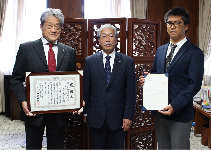 （左から）山本センター長、松下学長、高井准教授
