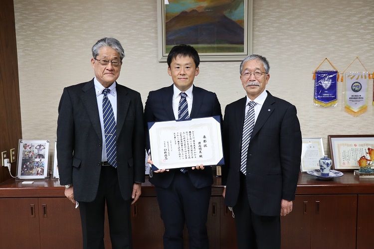左から指導教員の山本教授、照内さん、松下学長