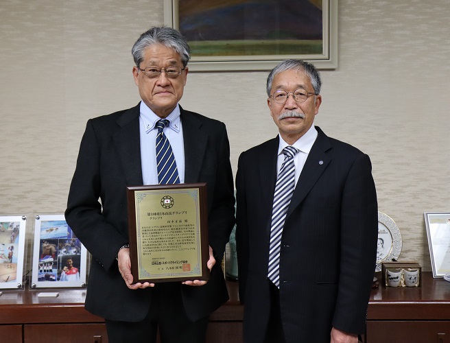 (左)山本教授(右)松下学長
