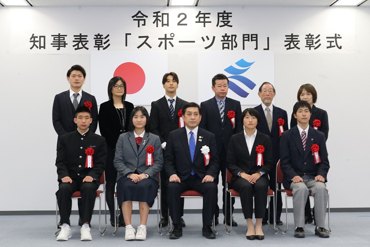 表彰式の集合写真後列左から田中さん、カヌー部顧問教員の中村夏実准教授、市口さん