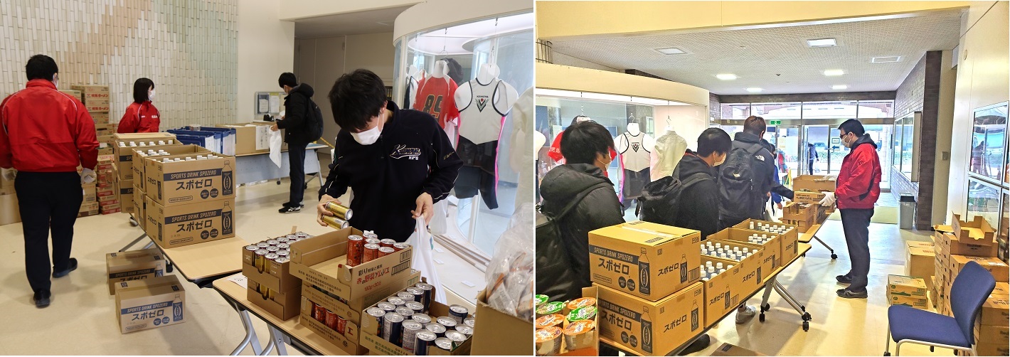 寄贈された食料品を受け取る学生たち