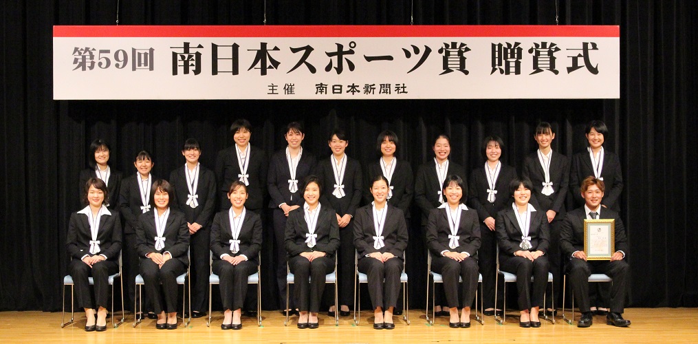 贈賞式に参加した女子バレーボール部とカヌー部橋沼さん