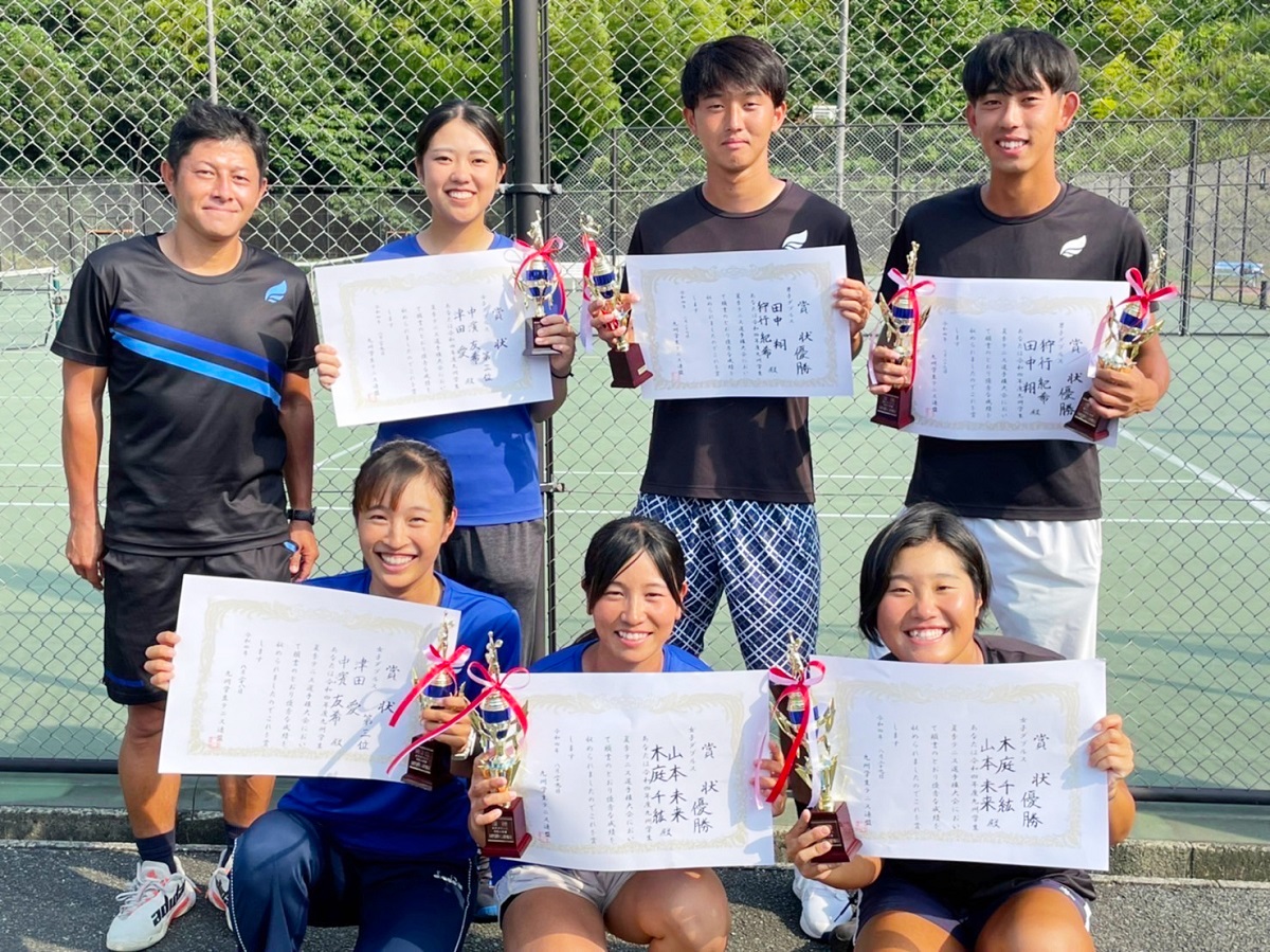 賞状とトロフィーを手にする、テニス部の皆さんの集合写真