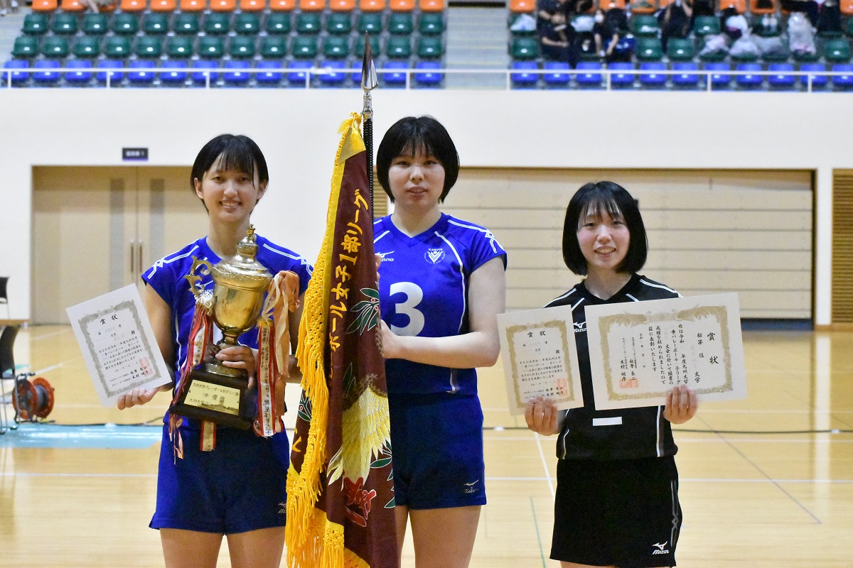 賞状を持って写真撮影を行う女子バレーボール部選手