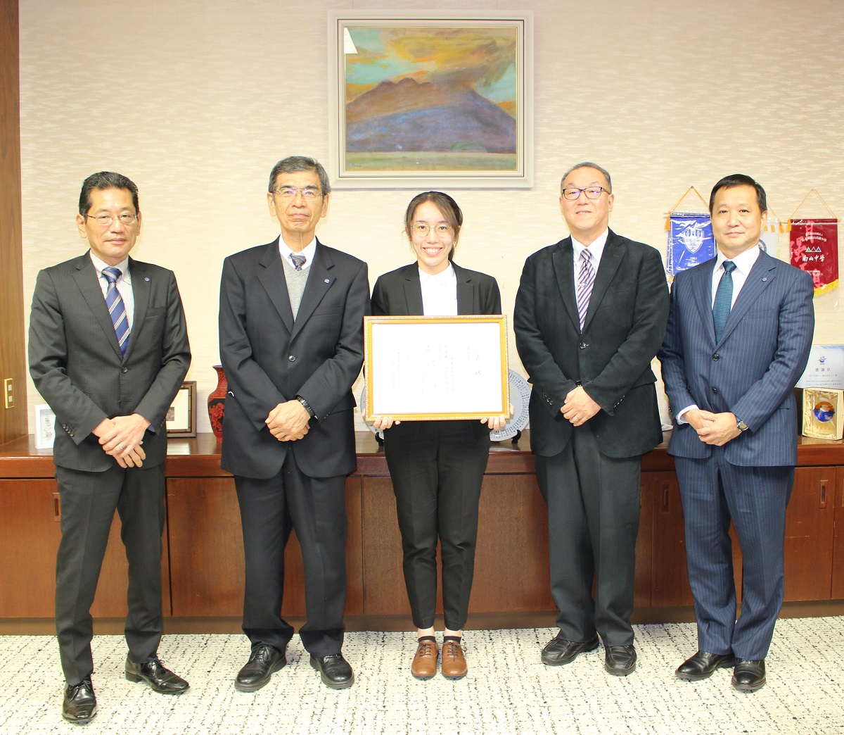 受賞報告のための学長訪問の様子
