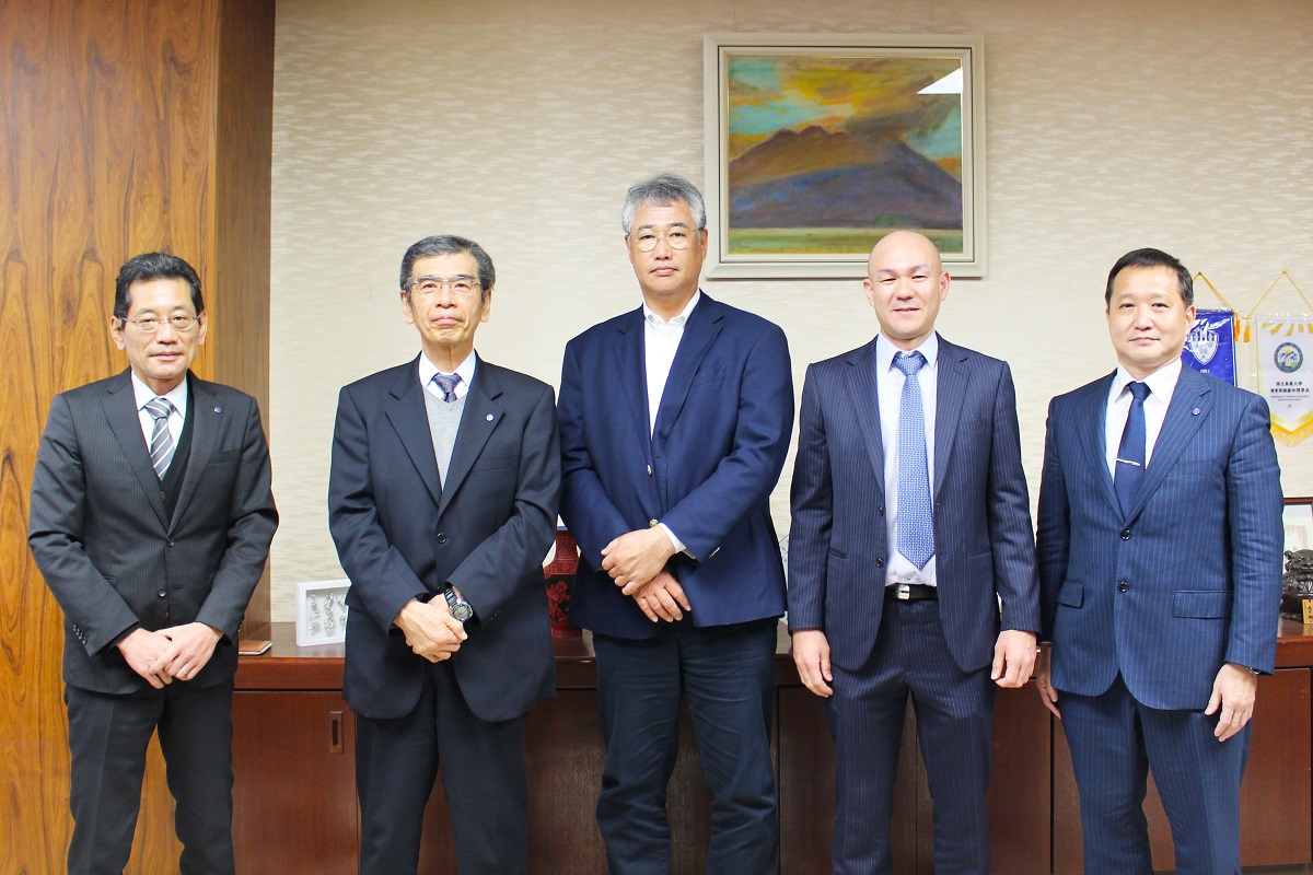 左から平川康弘理事・副学長・局長、金久学長、木田監督、上柿元さん、前田理事・副学長が写っている写真