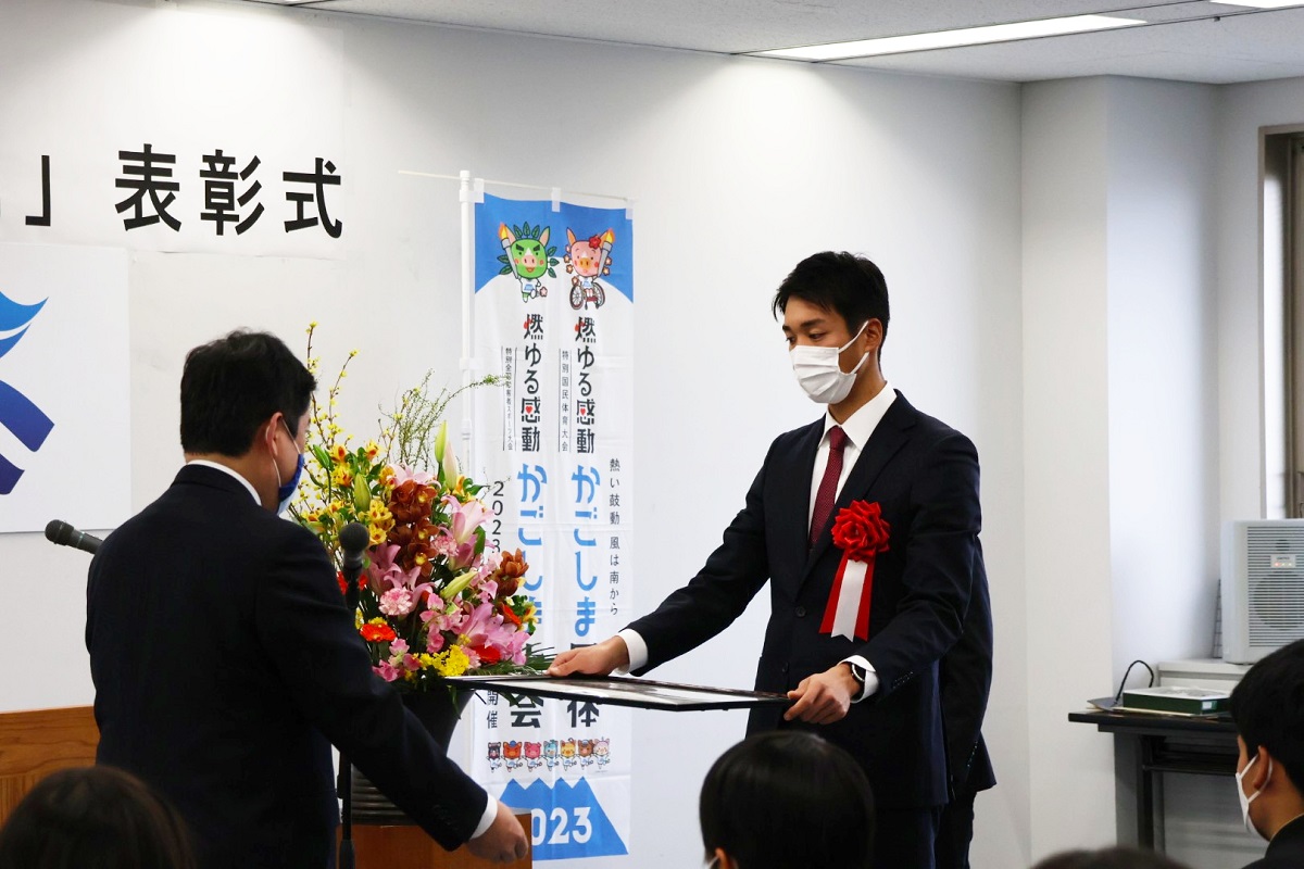 塩田康一知事から表彰を受ける古谷田さん