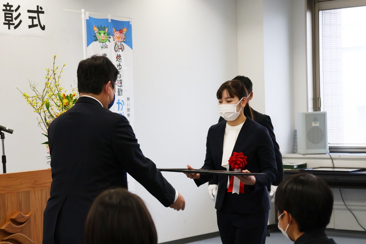 塩田康一知事から表彰を受ける秋葉さん