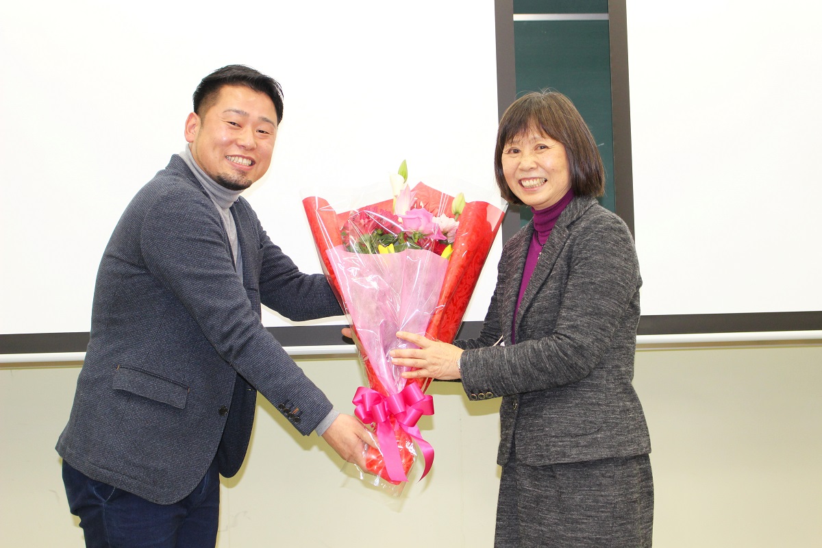棟田雅也助教（同系）からの花束贈呈の写真