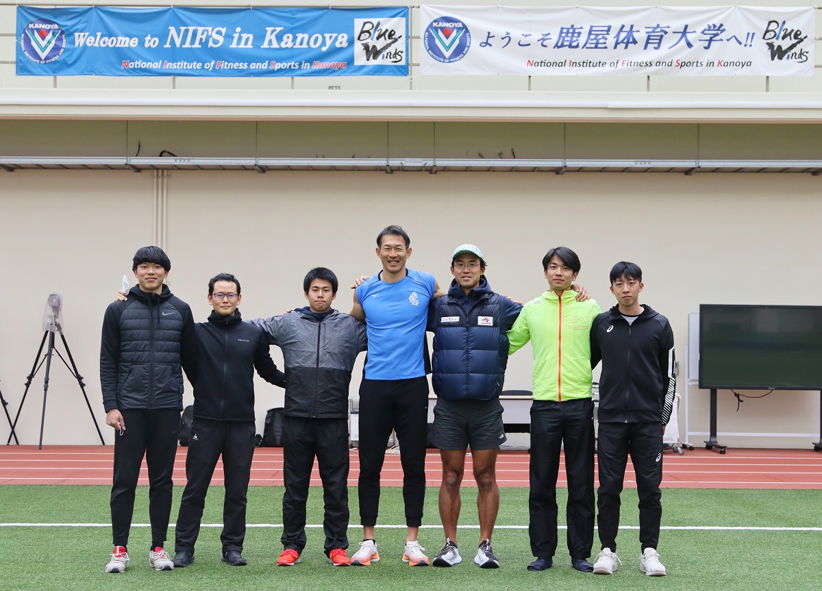 右代選手と測定関係者の集合写真