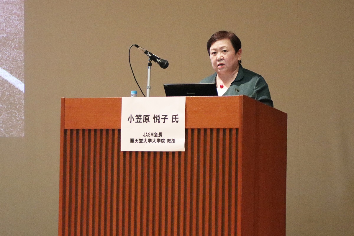 講話を行う小笠原氏
