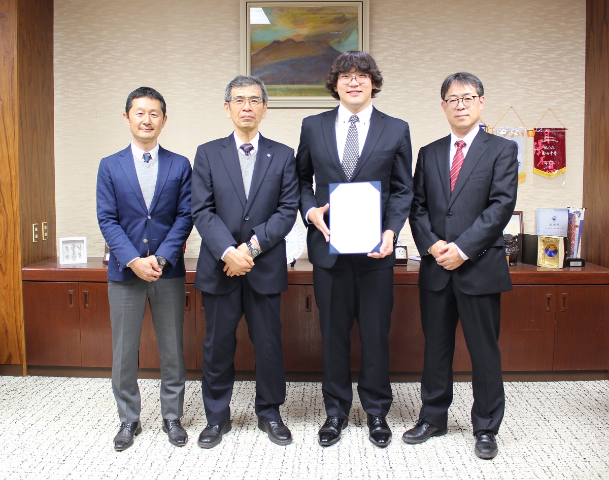 左から隅野准教授、金久学長、叢さん、北村教授