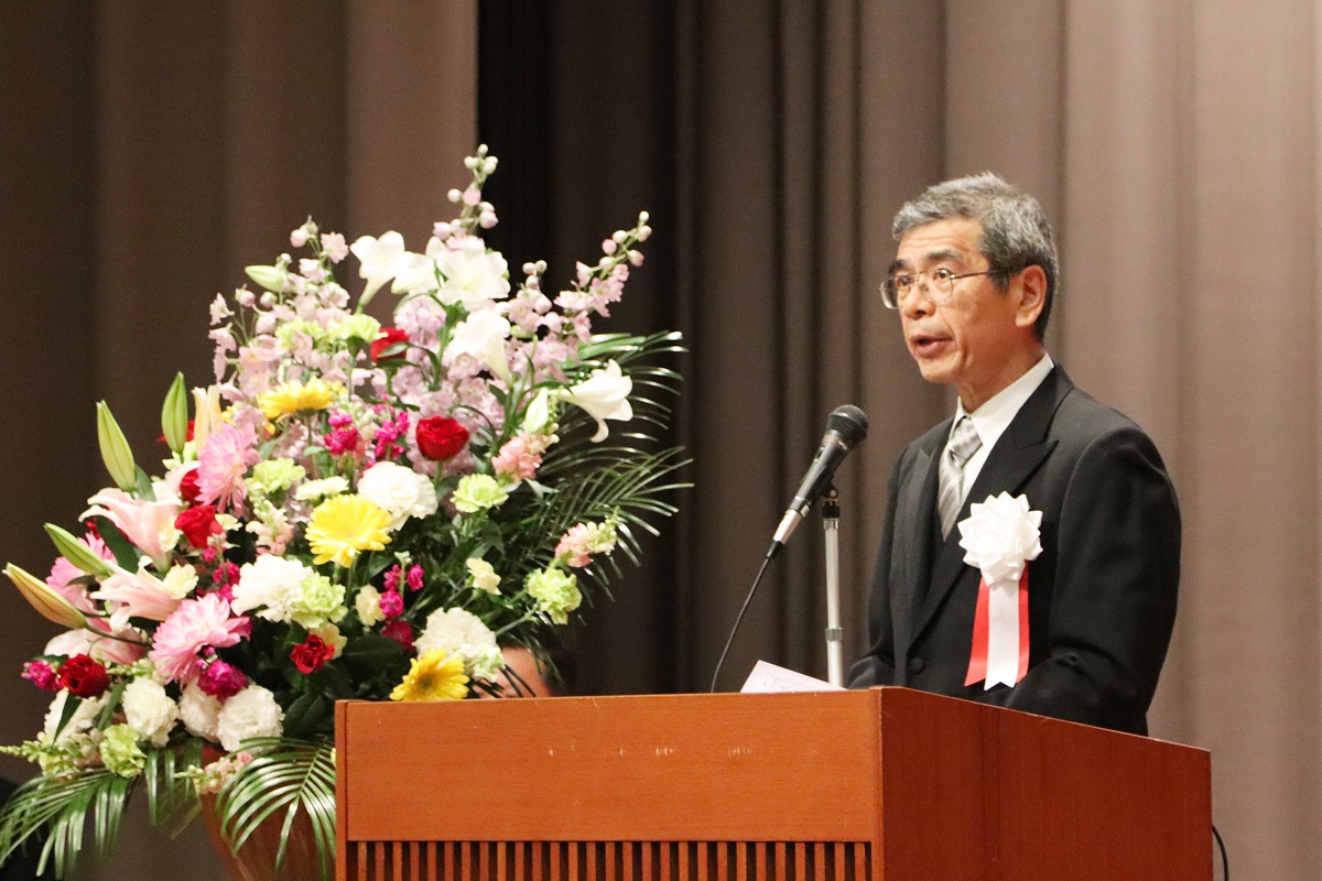 告辞を述べる金久学長