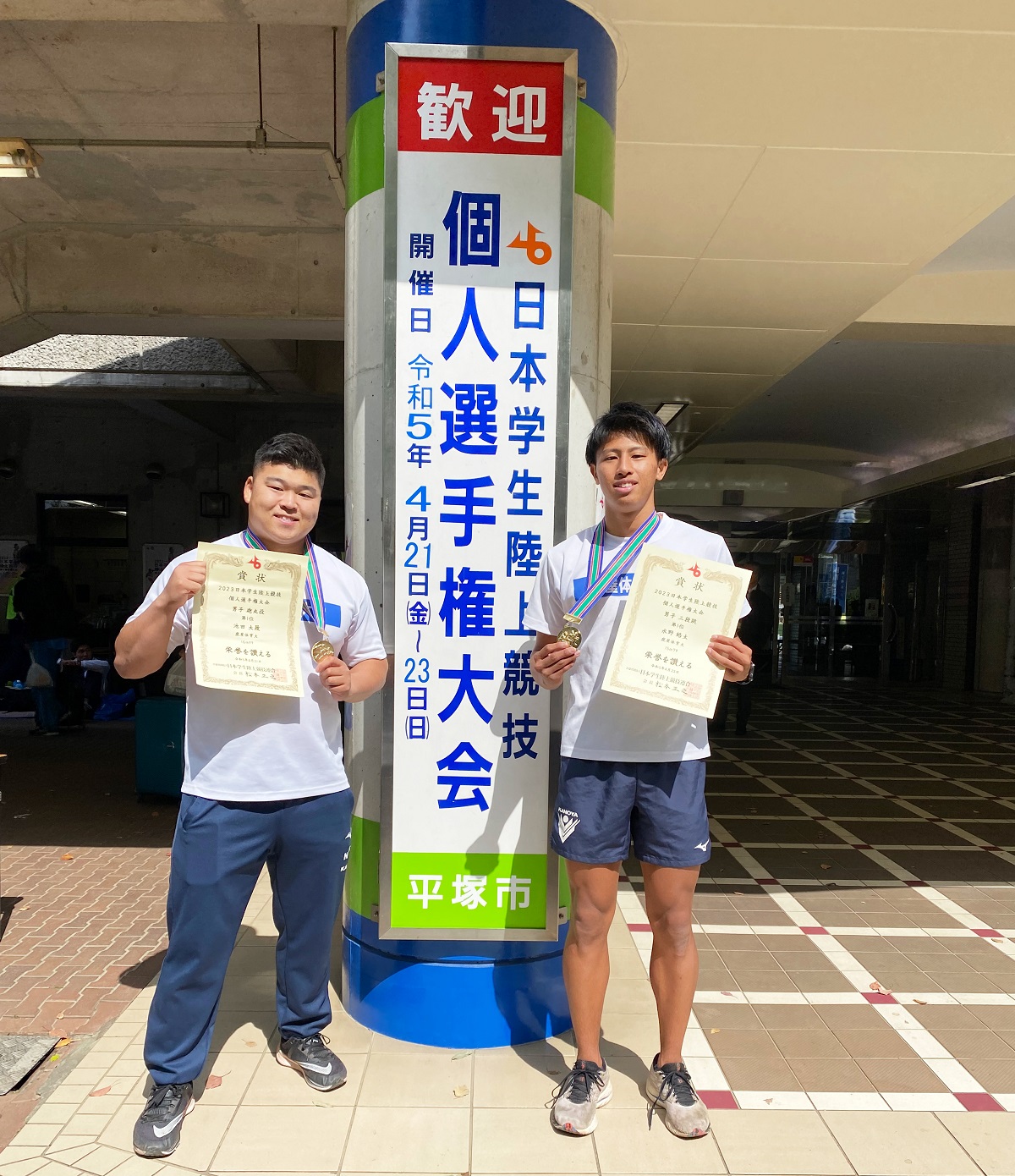 優勝の賞状を手に、池田さん（左）と水野さん（右）