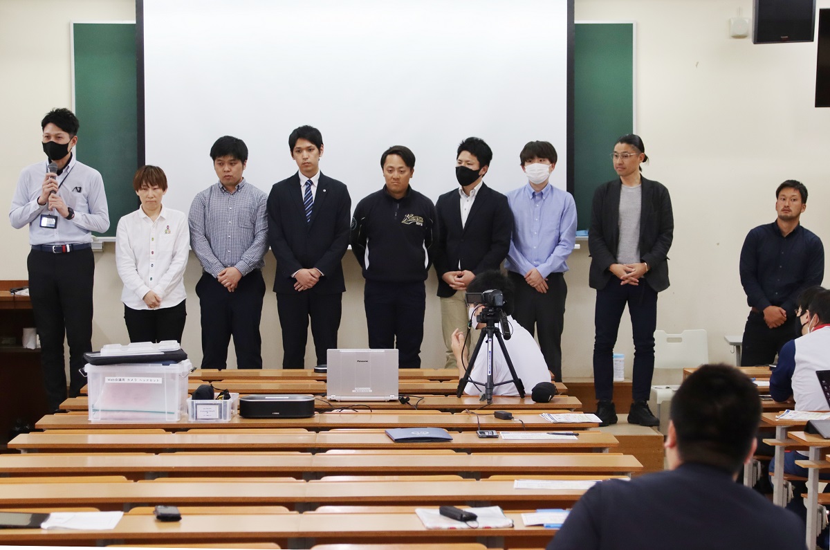機構に関わるメンバーの自己紹介の様子