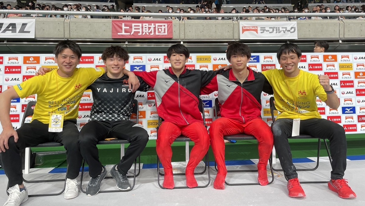左から山下部長、金田選手、津村選手、田邊選手、中谷監督