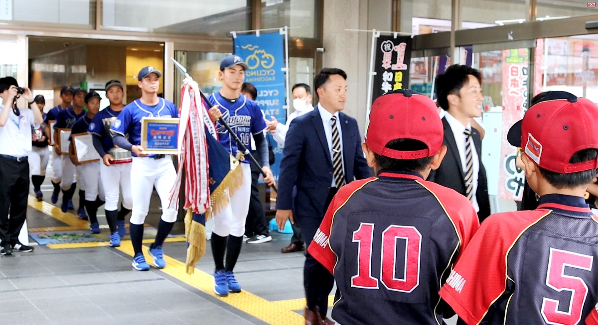 市民の方々に迎えられて鹿屋市役所を訪問する硬式野球部の部員たちの写真
