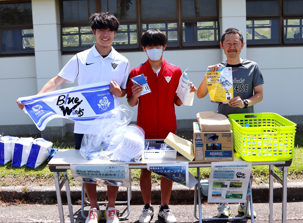 会場で配布したBlue Windsオリジナルタオル、スティックバルーンの写真