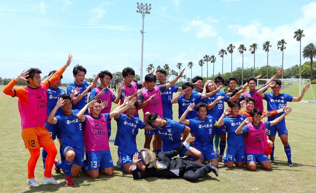 試合終了後にサッカー部員、カンパチロウと集合写真