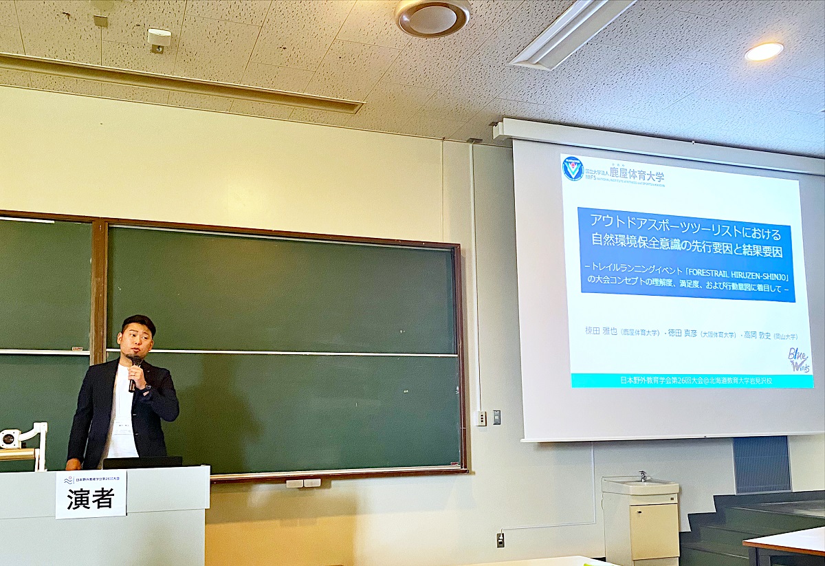 学会で発表する棟田先生の写真