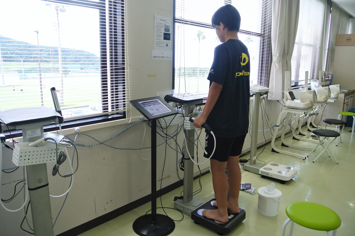 体組成計を使った測定の様子